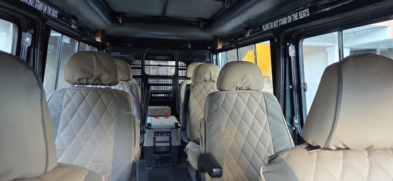 Toyota Landcruiser 4x4 Safari Vehicle - Slide 7